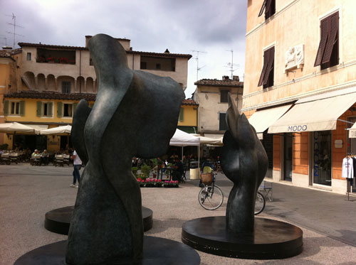 esposizione nella piazza principale di Pietrasanta