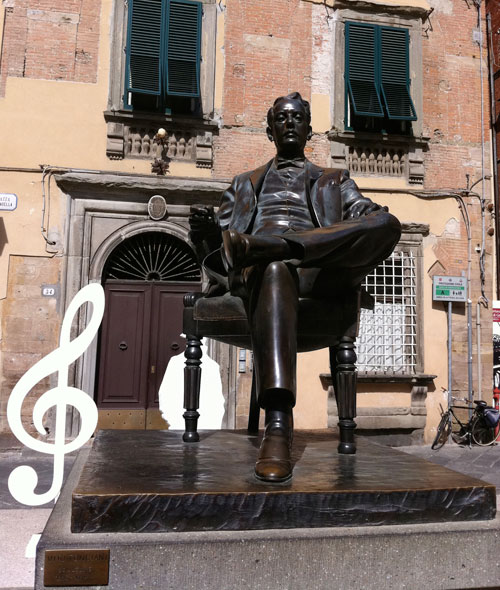 Statua Giacomo Puccini a Lucca